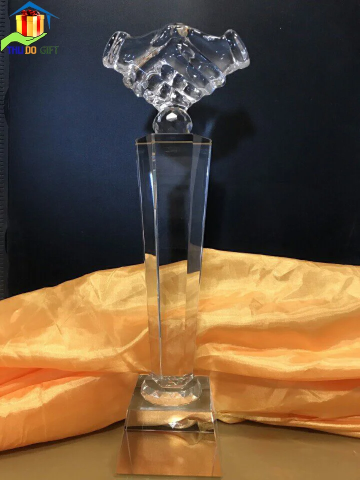 Tại sao nên tặng pha lê? 3 Biểu trưng pha lê đôi bàn tay