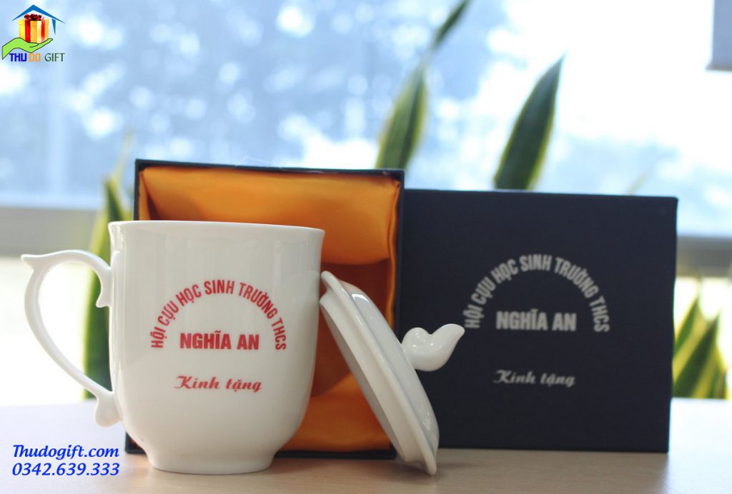 Tổng hợp những mẫu quà tặng cốc sứ đẹp, giá rẻ 7 Coc su quai chop in logo hop xi