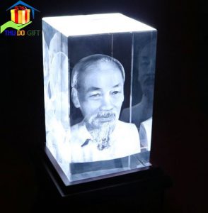 Tượng Bác Hồ Khắc 3D trong Pha lê