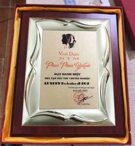 Bảng vinh danh gỗ đồng đẹp