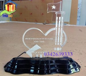 Mẫu biểu trưng pha lê cột cờ Lũng Cú