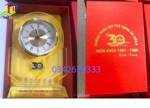 Đồng hồ để bàn Thủ Đô đặt trong hộp xi lụa sang trọng