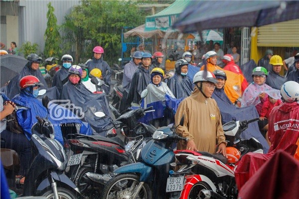 Áo mưa in logo để làm quà tặng, bạn đã thử chưa? 1 mặc áo mưa
