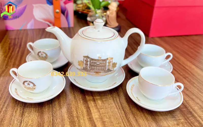 Bộ ấm chén phổ biến, tính ứng dụng cao Bộ ấm chén Bát Tràng in logo văn phòng chủ tịch nước