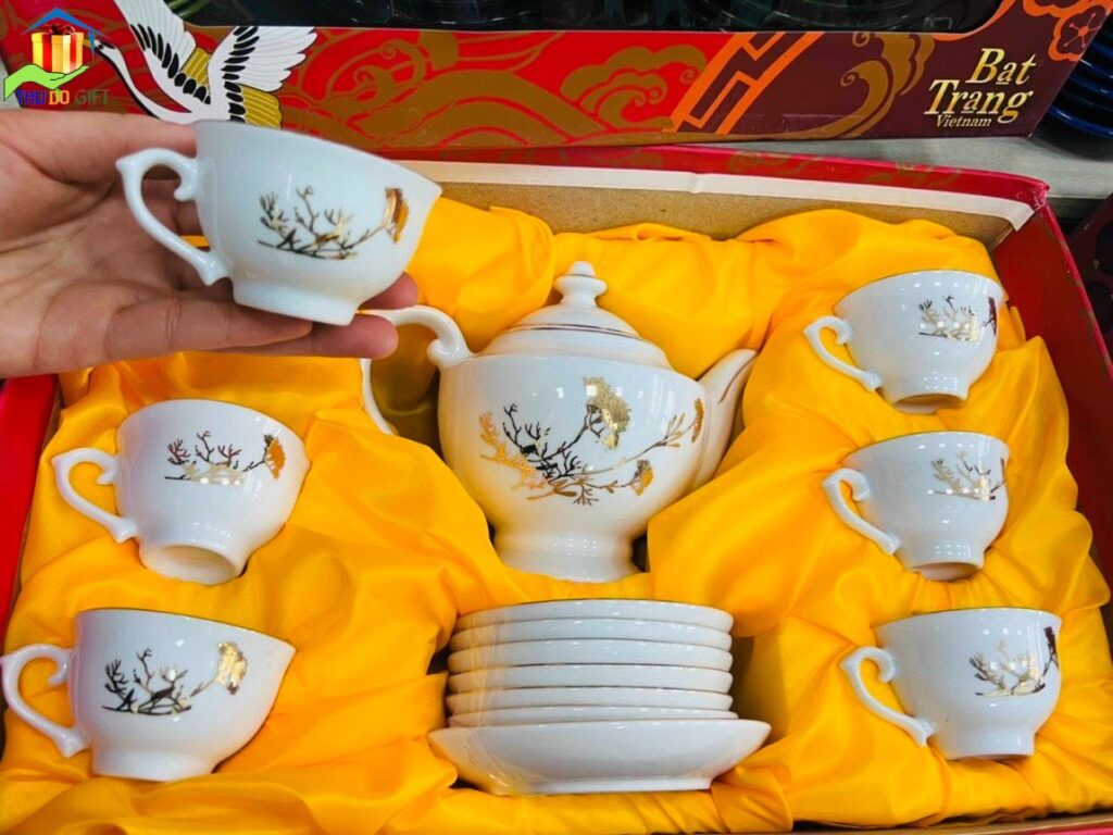 Bộ ấm chén họa tiết sang trọng Bộ ấm chén họa tiết sang trọng