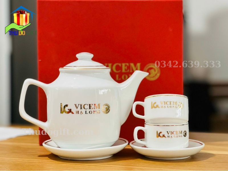 In logo trên ấm chén quà tặng trong các hội nghị, hội thảo, lễ khai trương, khánh thành của tổ chức, doanh nghiệp In logo trên ấm chén quà tặng trong các hội nghị, hội thảo, lễ khai trương, khánh thành của tổ chức, doanh nghiệp